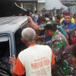 Seorang petugas dari Koramil Mantingan turut mengvevakuasi korban lalu lintas.