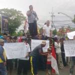 Massa saat mendemo KPU dengan menggelar poster. foto: faisal/ BANGSAONLINE