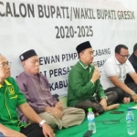 Sekretaris DPC PPP Gresik, Khoirul Huda mendampingi Ketua Achmad Nadlir saat membuka penjaringan bacabup dan bacawabup beberapa waktu lalu. foto: SYUHUD/ BANGSAONLINE