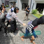 Para pasangan mesum yang terjaring razia saat digelandang ke Mapolres Jombang. foto: ROMZA/ BANGSAONLINE