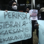 Ada dua kelompok demo di Gedung Merah Putih KPK. Yaitu para mahasiswa dan aktivis 98. Tampak para pendemo saat melakukan aksi di gedung KPK, Senin (24/1/2022). Foto: detik.com