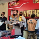 Kapolres Tuban, AKBP Darman saat menunjukkan barang bukti sebuah balok kayu untuk menghabisi nyawa korban.