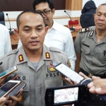 Kapolres Kediri Kota AKBP Miko Indrayana memberikan keterangan terkait panti pijat plus-plus.