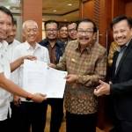 Sesmenko Bidang Perekonomian Lukita Dinarsyah Tuwo, Gubernur Jatim Pakde Karwo & Bupati Pasuruan Irsyad Yususf menunjukkan Surat persetujuan kelanjutan proyek SPAM Umbulan yang telah ditandatangani.