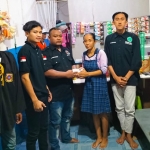 Para pesilat dari Pagar Nusa, PSHT, dan PSHW saat memberi bantuan kepada pemilik warung kopi yang menjadi korban serangan gangster. Foto: Ist
