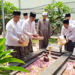 Anies Rasyid Baswedan saat ziarah ke makam KH Bisri Sansuri di ponpes Mambaul Maarif Denanyar.