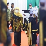 Gubernur Khofifah saat memberi amanat kepada salah satu wisudawati IAI Bani Fattah ke-IX.