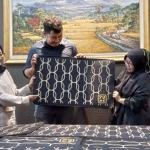 Amore Collection saat memperkenalkan produk yang memadukan warna emas dan warna hitam untuk kebutuhan dekorasi rumah, yakni Yume Rugs And Mats Lucky Chain.