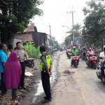 Para petugas berada di lokasi untuk melakukan olah TKP.