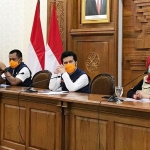 Gubernur Jatim Khofifah Indar Parawansa saat konferensi pers di gedung negara Grahadi Surabaya, Jumat (3/4). foto: ist.