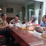 KH Ir Salahuddin Wahid bersama istrinya, Nyai Farida Salahuddin Wahid makan bersama Dahlan Iskan di bagian belakang rumanya di Surabaya.