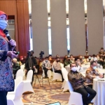 Gubernur Jawa Timur Khofifah Indar Parawansa saat memaparkan action plan dalam rangka pengendalian penanganan Covid-19 di Jawa Timur, Jumat (26/6/2020). foto: ist/ bangsaonline.com