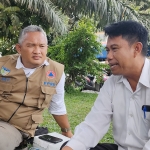 Ketua FPRB Kabupaten Kediri Ari Purnomo Adi (kiri) saat berdiskusi dengan Kepala Pelaksana BPBD Kabupaten Kediri Edy Suprapto. Foto: MUJI HARJITA/ BANGSAONLINE