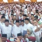 Gus Ipul saat berfoto bersama ribuan relawan dan kader Gerindra. 