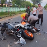 Personel Polres Tuban saat mengevakuasi kedua korban setelah terjadi kecelakaan di Jalan KH. Fatkhurrahman Kafrawi, Desa Mandirejo, Kecamatan Merakurak, Kabupaten Tuban, Selasa (2/4/2024) sekitar pukul 08.00 WIB.