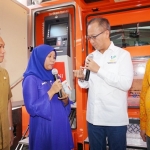 Menteri Sosial bersama Bupati Lumajang dan anggota komisi XI DPR RI saat memantau penarikan tunai KPM PKH di ATM.