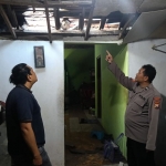 Polisi saat berada di rumah yang rusak akibat ledakan petasan dari balon udara