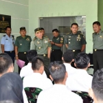 Suasana ketika Brigjen TNI Iskandar Gunung memantau seleksi calon Perwira Karir TNI di Makorem 084/Bhaskara Jaya. 