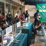 Sidang di tempat bagi pelanggar protokol kesehatan saat operasi yustisi di Waru.