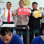 Kapolres Blitar AKBP Anissullah M Ridha menunjukkan barang bukti yang berhasil diamankan. foto: AKINA/ BANGSAONLINE