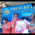 Para pelaku beserta barang bukti saat diamankan di Mapolsek Tambaksari.