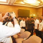 Menkominfo, Rudiantara memotret Pakde Karwo bersama para wartawan peserta konvensi media massa di hotel Sheraton, Surabaya. foto: ist