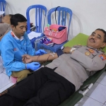 Para personel saat diambil darahnya.