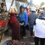 Bupati Jombang Hj Mundjidah Wahab saat memantau trotoar di Jalan KH Mimbar.