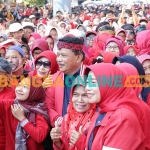 Bupati Nganjuk, Marhaen Djumadi, saat foto bersama peserta jalan santai. Foto: BAMBANG DWI JULIANTO/BANGSAONLINE