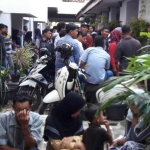 Antrean warga yang berebut perekaman e-KTP di kantor Dispendukcapil Gresik. foto: SYUHUD/ BANGSAONLINE
