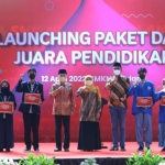 Gubernur Jawa Timur Khofifah Indar Parawansa didampingi Kepala Dinas Pendidikan Jatim, Wahid Wahyudi pada peluncuran Paket Data Juara Pendidikan dari PT. Telkomsel untuk SMA/SMK di Jawa Timur, Selasa (12/4/2022). Foto: humas pemprov jatim