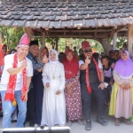 Bupati Gresik, Fandi Akhmad Yani, bersama Direktur Keuangan dan Umum Petrokimia Gresik, Robby Setiabudi Madjid, saat berkunjung ke Pulau Gili Timur, Sangkapura. Foto: Ist