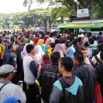 Ratusan warga Kota Malang memadati mobil Dispendukcapil Kota Malang di samping gedung DPRD, Rabu (20/02). foto: IWAN IRAWAN/ BANGSAONLINE
