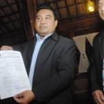 Pengacara Agung Widodo menunjukan bukti terkait PK atas putusan PN Jombang dalam sengketa Undar. (foto: rony suhartomo/BANGSAONLINE)