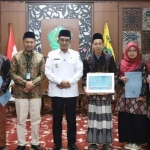 Bupati Pamekasan, Kholilurrahman, saat bersama para Kafilah MTQ berprestasi.