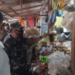 Dandim 0826/Pamekasan, Letkol Inf Ubaydillah, saat mengecek harga minyak goreng di Pasar Kolpajung.