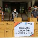 Wali Kota Risma saat menerima bantuan dari YPHB di Balai Kota Surabaya, Kamis (24/9). foto: ist.