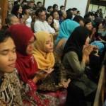 Sejumlah mahasiswa UIN Sunan Kalijaga, Yogyakarta, saat menghadiri ibadah pada malam Natal di Gereja Kristen Jawa (GKJ) Margoyudan, Solo, Kamis (24/12) malam. foto: merdeka.com