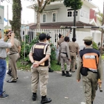 Para personil dari Satpol PP, Dishub, DPUPR, Reskrim Polres Kota Malang, saat mengeksekusi portal yang dianggap mengganggu aktivitas jalan keluar masuknya kendaraan. Foto: IWAN IRAWAN/BANGSAONLINE