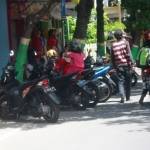 Salah satu petugas parkir (kaos bergaris) di jl Pemuda Tuban. Suwandi/BangsaOnline