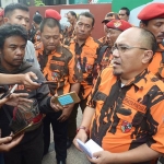 MPW Pemuda Pancasila Jawa Timur melaksanakan apel siaga memerangi hoax dan kampanye hitam yang terjadi dalam kampanye Pemilu 2019. foto: DIDI ROSADI/ BANGSAONLINE