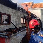 Petugas Damkar saat melakukan pemadaman di sebuah rumah di Sidoarjo.