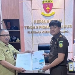 Penyerahan laporan dugaan korupsi pemanfaatan aset milik Pemkot Malang.