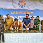 Penandatanganan prasasti RSUD Capurdarat oleh Bupati Tulungagung, Maryoto Birowo, Senin (20/2/2023)