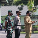 Bupati Ngawi, Ony Anwar Harsono, ketika memimpin apel pasukan Pamor Keris.