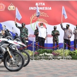 Menteri Kesehatan RI Budi Gunadi Sadikin, Panglima TNI Marsekal Hadi Tjahjanto, dan Kapolri Jenderal Listyo Sigit Prabowo memberangkatkan bantuan sosial PPKM darurat di halaman Mal Pelayanan Publik (MPP) Sidoarjo, Sabtu (17/7) siang.