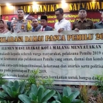 Wali Kota Malang Sutiaji didampingi Kapolres AKBP Asfuri dan Ketua KPU Zainudin, serta elemen masyarakat lainnya. foto: IWAN IRAWAN/ BANGSAONLINE