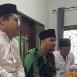 Ustadz Hanan Attaki saat mengisi kajian Jumat Mubarok Majelis Dzikir Rotibul Haddad, di Masjid Riyadlus Sholihien, Kaliwates, Jember. Foto: Ist.