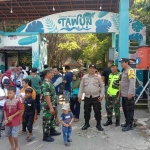 Pengamanan tempat wisata oleh anggota polisi yang bersinergi dengan personel TNI