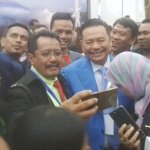 Advokat senior, Otto Hasibuan (jas biru) melayani swa foto dari para anggota Peradi saat pembukaan rakernas Peradi di Gedung Negara Grahadi, Surabaya. foto: DIDI ROSADI/ BANGSAONLINE